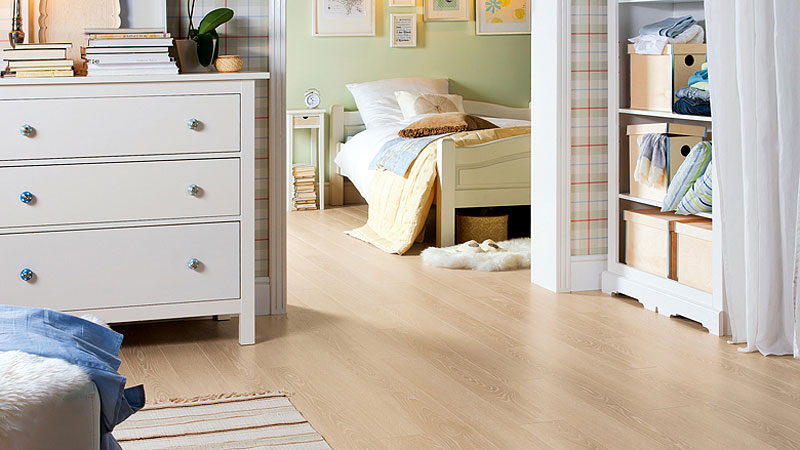 Ламинат Haro Tritty 100 Loft 4V дуб кремовый выбеленный 526696 фото в интерьере